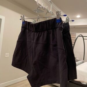 Lululemon Black Cinchable Waist High Rise Short Size 4 NWOT